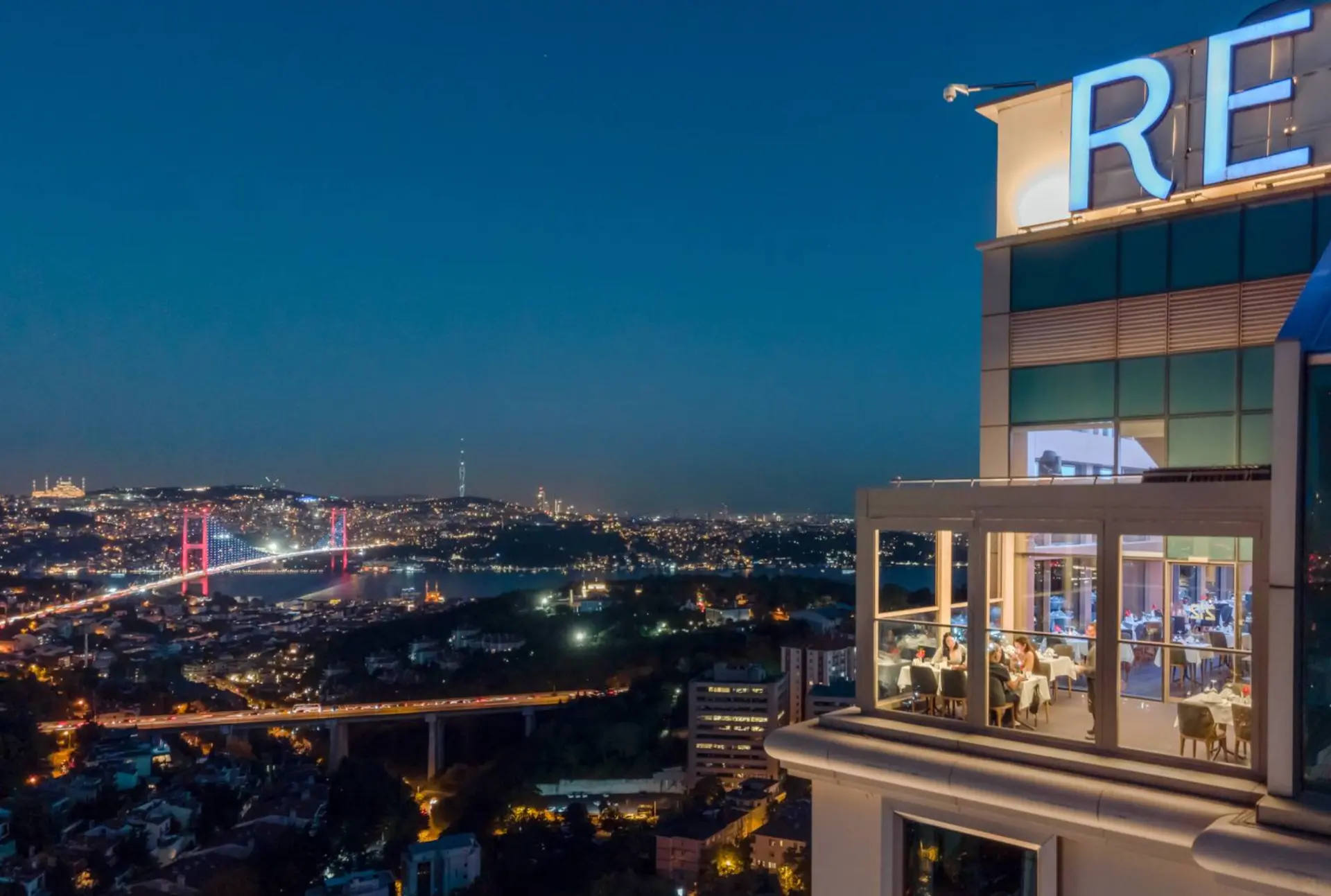 Renaissance Istanbul Polat Bosphorus Hotel'den gece Boğaz manzarası