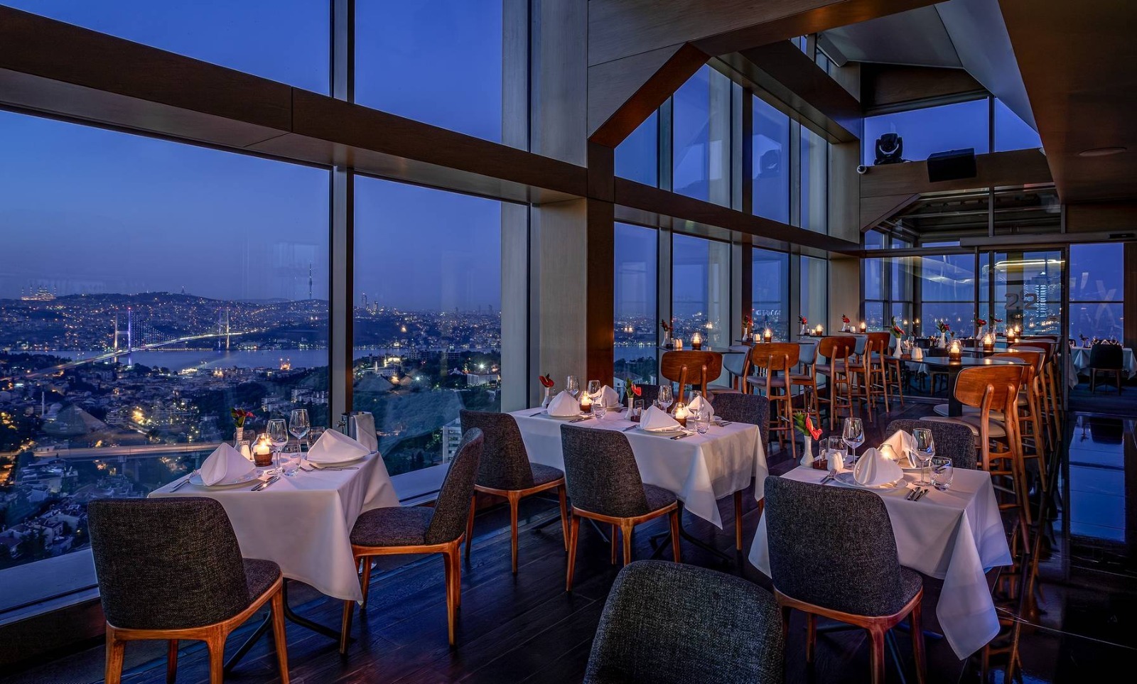 212 Bar & Restaurant'tan Boğaz ve şehir manzarası