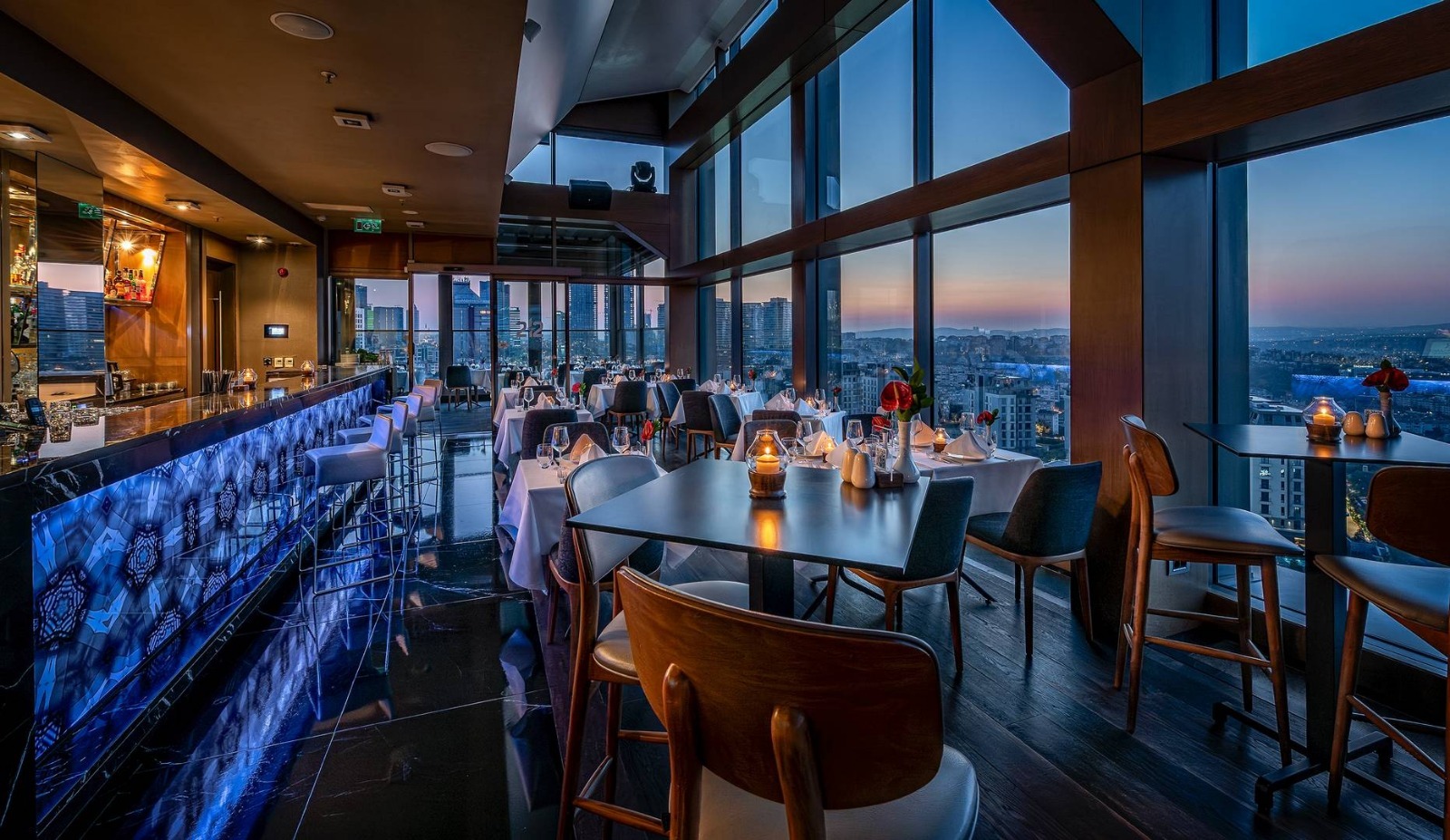 212 Bar & Restaurant iç mekân ve bar bölümü